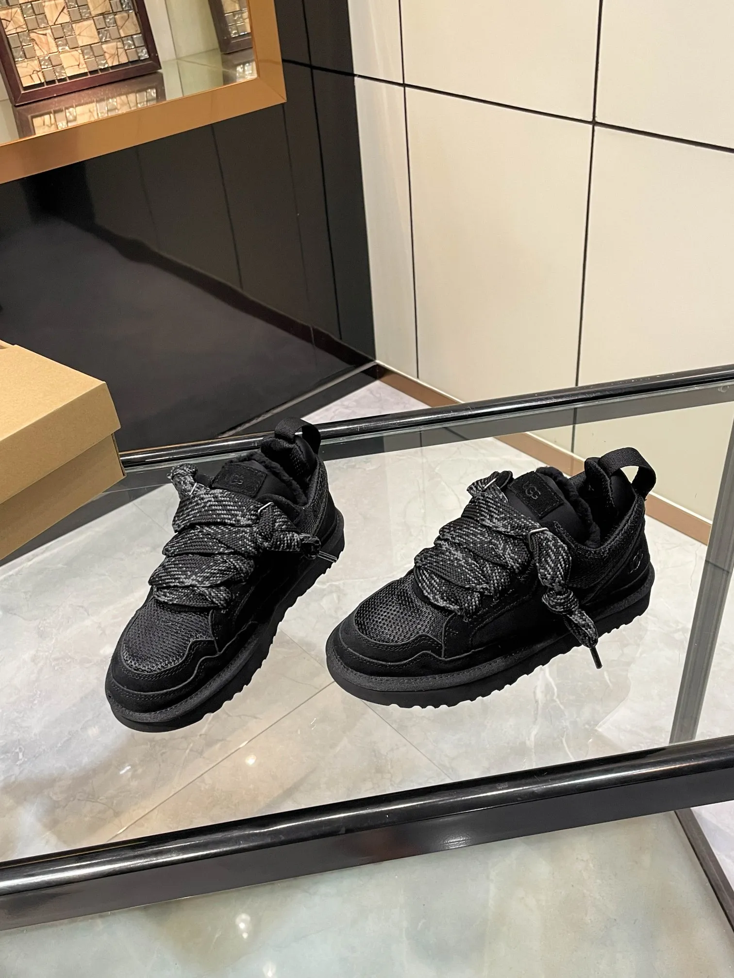 Men's men's shoes P540! UGG~25vs popular platform thick-soled casual shoes series... [Round-toe thick-soled casual shoes] A shoe that does not clash with shirts, simple partition design ➕ spotted outsole, silk curls on the upper, a must-have for autumn and winter, can be worn with any pants or skirt, very comfortable and beautiful on the feet... ❶Material: Original customized cow ➕Breathable mesh ❷Inner lining: Original customized wool ❸ Foot pads: Original customized sheepskin ❹Outsole: Original molded wear-resistant velvet foam outsole ❺Number of codes: 35-41 ❻Packaging: Original full set of packaging ☀Color: Official website updated simultaneously